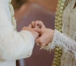 Gya Memakaikan Cincin di Jari Tara