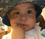 Nastusha Nampak Menggemaskan Mengenakan Topi