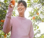 Senyum Menawan dan Jeruk Segar