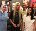 Melly Nampak Tersenyum Senang