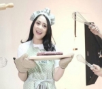 Gigi Cantik dengan Pose Ala Koki