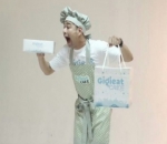 Raffi Menenteng Gigi Eat Cake-nya