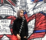 Berpose di Tembok Penuh Mural