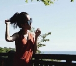 Gya Berpose Didekat Pagar