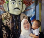 Menonton Ondel-Ondel