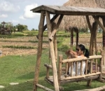 Marsha Tengker di Ayunan Kayu