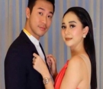 Berpose Mesra Bersama Sandy Tema