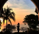 Aura Kasih Menikmati Sunset