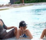 Berenang Bersama Teman