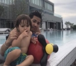 El Menikmati Aktivitas Berenangnya