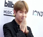 Vogue Memuji Penampilan V