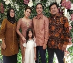 Raisa dan Hamish Bersama Sahabat
