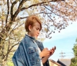 Evelyn Berpose di Bawah Cherry Blossom