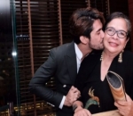 Kecupan Sayang Reza Rahadian Untuk Sang Ibu