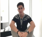 Verrel Bramasta Saat di Tangga Rumah Barunya