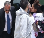 Pelukan Panjang Sebelum Pulang