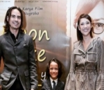 Menghadiri Premiere Film