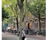 Berpose Cantik di Kawasan Rotherdam