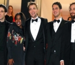 Robert Pattinson Bersama Para Pemeran