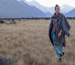 Nadine Chandrawinata dalam Balutan Tenun Baduy