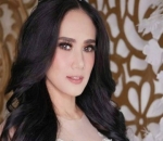 Bergaun Putih nan Mewah