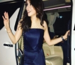 Elegan dengan Dress Biru Satin