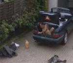 Pria Telanjang di Bagasi Mobil