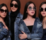 Kompak Berkacamata Hitam