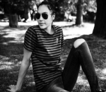 Tomboy dengan Kaos Oblong dan Jeans Belel