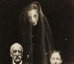 Pasangan Tua dengan Arwah Perempuan Muda