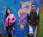 Berpose di Depan Tembok Penuh Gravity