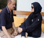 Kompak Berpose Serius