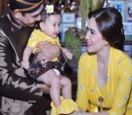 Yasmin Wildblood Mengeringkan Kaki Baby Rose