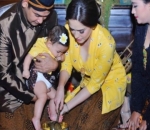 Baby Rose Menikmati Acara Tedak Siten