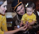 Baby Rose Memilih Bola Golf dan Lisptik