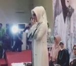 Syahrini Memberikan Sambutan