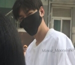 Tampil Santai Dalam Setelan Bernuansa Hitam-Putih