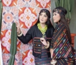 Kompak dengan Kain Tenun