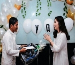 Menerima Hadiah dari Fans