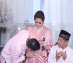 Kecupan Sayang dari Suami untuk sang Calon Bayi