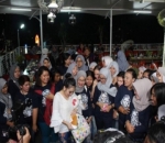 Ayu Ting Ting Membuka Beberapa Kado