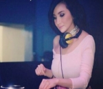 Hebatnya Kiki Mainkan Turntable