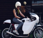 Dian Ayu Saat Mengendarai Moge