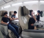 Anji dan Keluarga di Pesawat