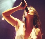 Anggun Menyanyikan Lagu Andalannya