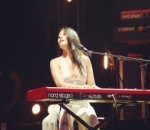 Anggun Menyapa Penonton