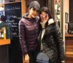 Berpose Cantik dengan Kerabat