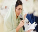 Tyas Mirasih Membaca Doa