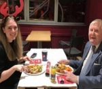 Seorang Gadis Menghibur Pria Tua Kesepian