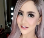 Jenita Janet dengan Wig